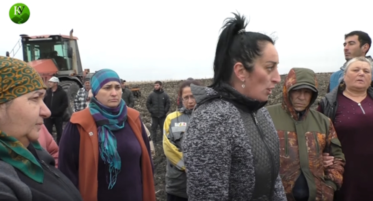 Жители селения Совхозное, стоп-кадр видео "Кавказского узла", https://www.youtube.com/watch?v=n-Pa4GYr0is Жители селения Совхозное, стоп-кадр видео "Кавказского узла", https://www.youtube.com/watch?v=n-Pa4GYr0is