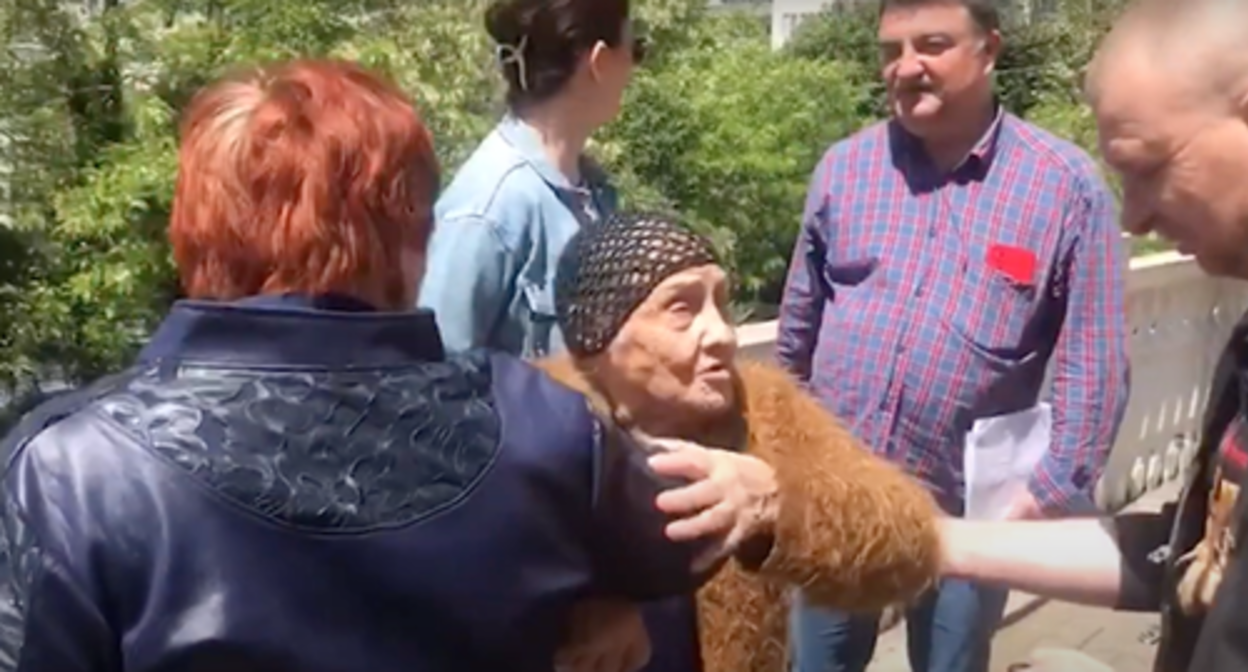 Раиса Скакова (в центре) в окружении сочинских садоводов, фото: К. Романова для "Кавказского узла". Раиса Скакова (в центре) в окружении сочинских садоводов, фото: К. Романова для "Кавказского узла".