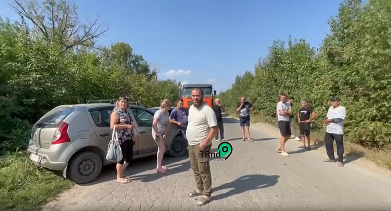 Жители поселка Мускатный на акции протеста. Стопкадр из видео https://rostovgazeta.ru/news/2023-09-02/v-rostovskoy-oblasti-zhiteli-poselka-zablokirovali-dorogu-k-nelegalnoy-svalke-3029762 Жители поселка Мускатный на акции протеста. Стопкадр из видео https://rostovgazeta.ru/news/2023-09-02/v-rostovskoy-oblasti-zhiteli-poselka-zablokirovali-dorogu-k-nelegalnoy-svalke-3029762