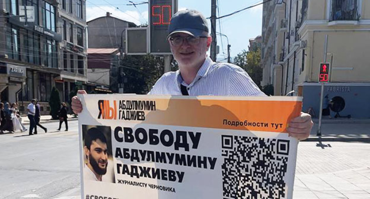 Магомед Магомедов в одиночном пикете. Махачкала, 4 сентября 2023 г. Фото: Телеграм-канал "Черновик" Магомед Магомедов в одиночном пикете. Махачкала, 4 сентября 2023 г. Фото: Телеграм-канал "Черновик"