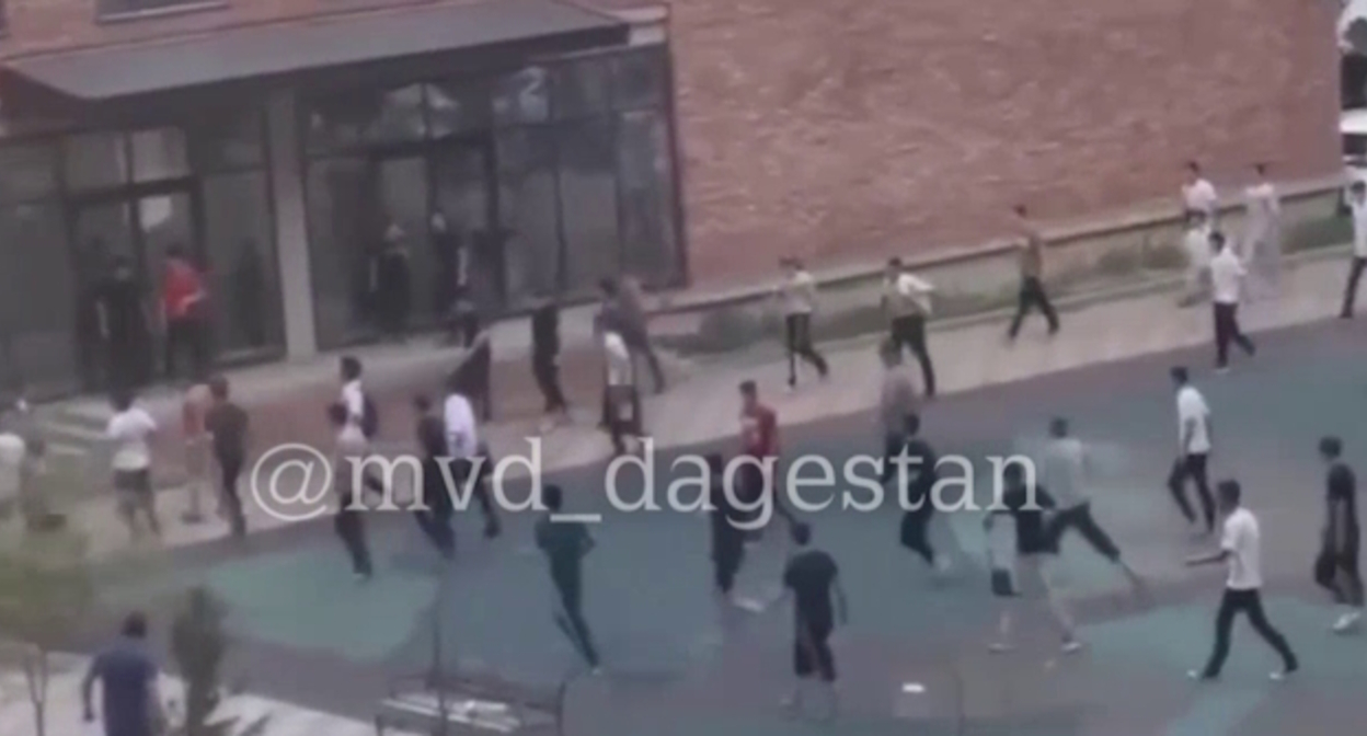 Массовая драка школьников, стоп-кадр видео тг-канала https://t.me/mvd_dagestan/299 Массовая драка школьников, стоп-кадр видео тг-канала https://t.me/mvd_dagestan/299