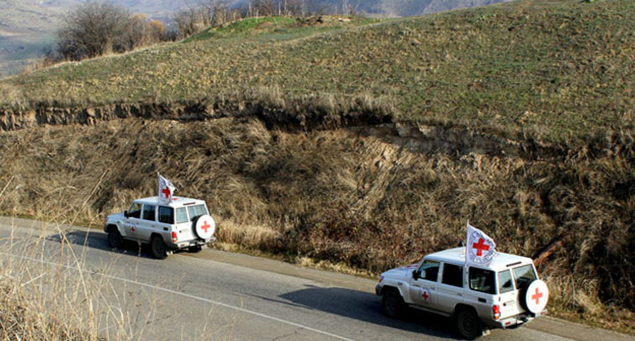 Машины Красного Креста. Фото: Международный комитет Красного Креста https://www.icrc.org Машины Красного Креста. Фото: Международный комитет Красного Креста https://www.icrc.org