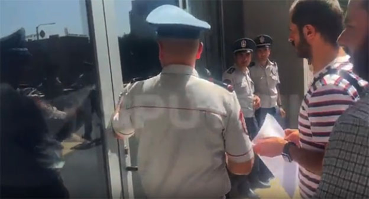 Инициативная группа "Бацум" (Открытие) организовала акцию протеста перед зданием МИД Армении. Ереван, 5 сентября 2023 г. Скриншот видео https://riamediabank.ru/media/8509370.html Инициативная группа "Бацум" (Открытие) организовала акцию протеста перед зданием МИД Армении. Ереван, 5 сентября 2023 г. Скриншот видео https://riamediabank.ru/media/8509370.html