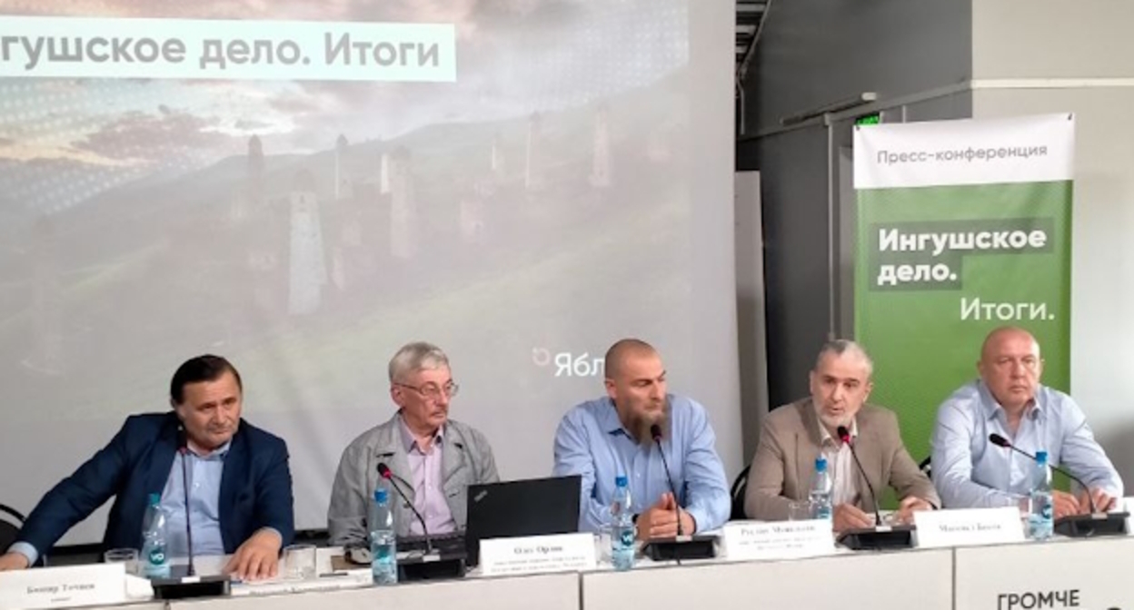 Участники пресс-конференции (слева направо) Башир Точиев, Олег Орлов, Руслан Муцольгов, Магомед Беков, Андрей Сабинин. Фото: корреспондент "Кавказского узла". Участники пресс-конференции (слева направо) Башир Точиев, Олег Орлов, Руслан Муцольгов, Магомед Беков, Андрей Сабинин. Фото: корреспондент "Кавказского узла".