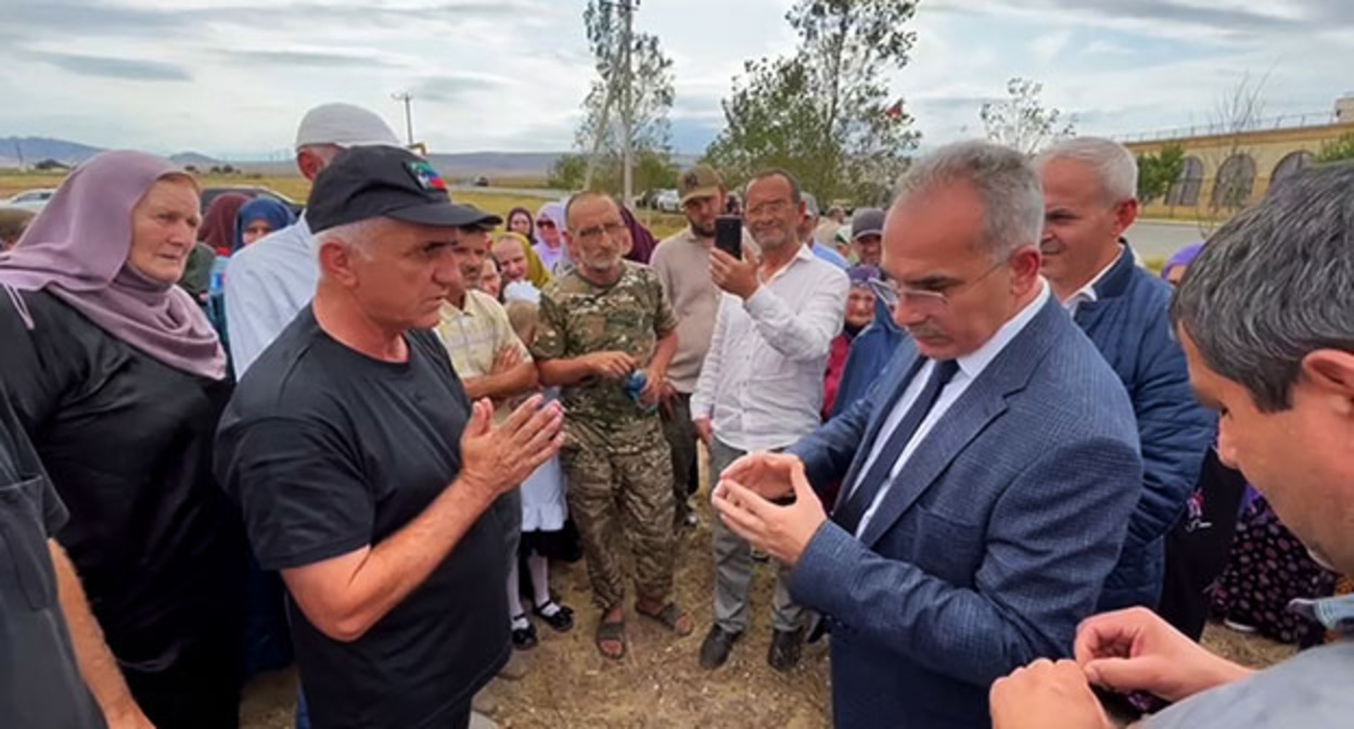 Жители села Новая Урада в Кумторкалинском районе. Скриншот видео https://youtu.be/7D9j_LsRt_g Жители села Новая Урада в Кумторкалинском районе. Скриншот видео https://youtu.be/7D9j_LsRt_g