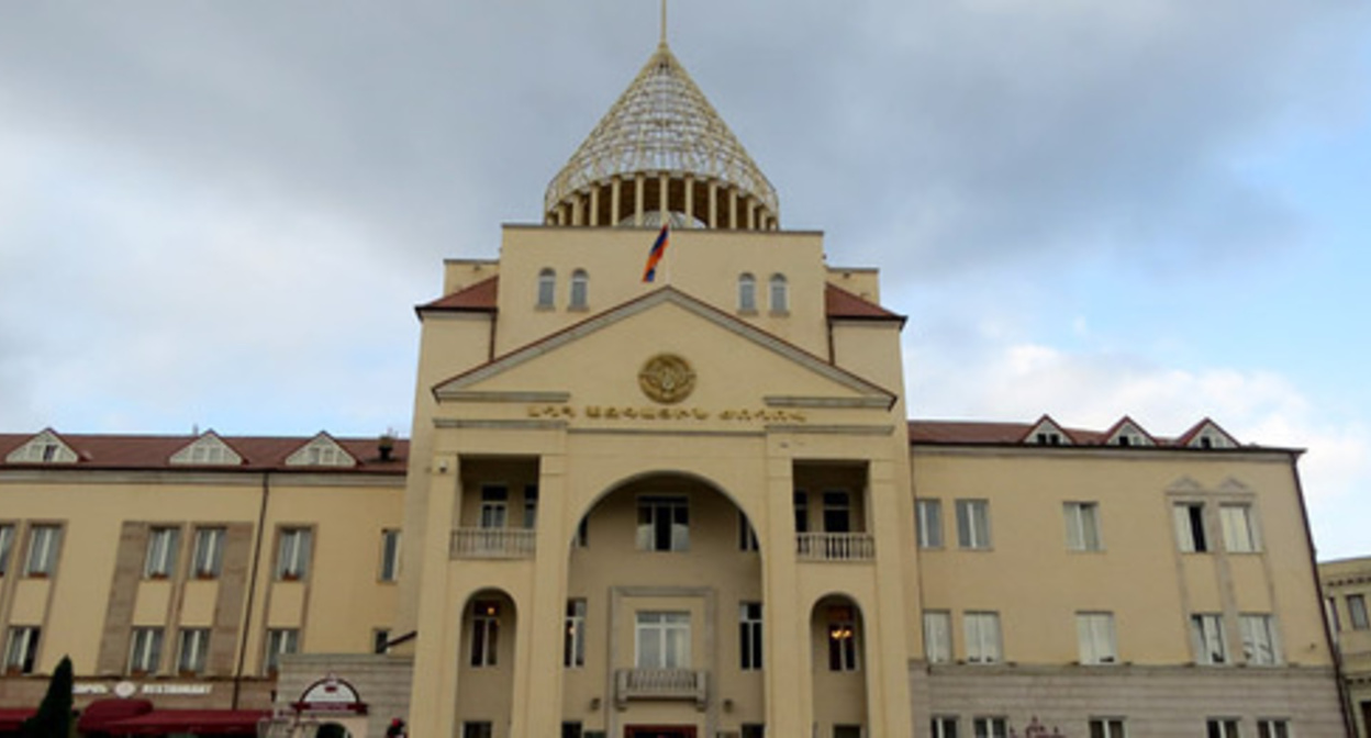 Здание парламента Нагорного Карабаха в Степанакерте. Фото Армине Мартиросян для "Кавказского узла" Здание парламента Нагорного Карабаха в Степанакерте. Фото Армине Мартиросян для "Кавказского узла"