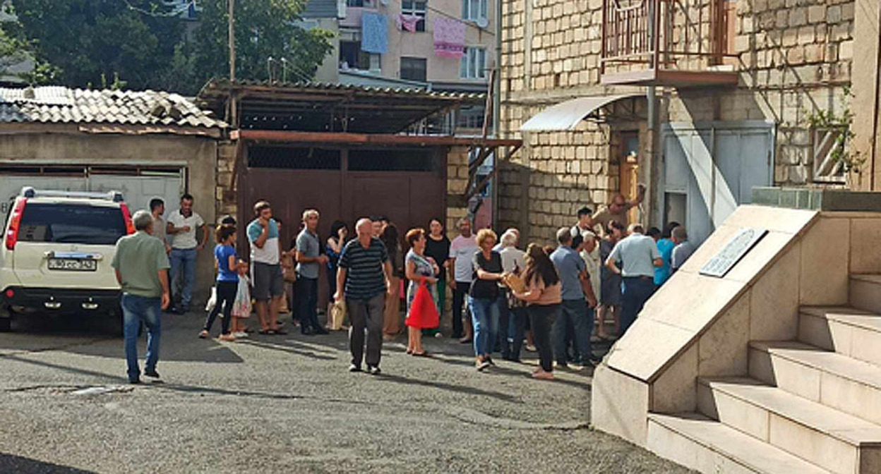 Очередь за хлебом в Нагорном Карабахе. Фото Давида Симоняна, автора блога на "Кавказском узле" "Нагорные повороты. Карабах". Очередь за хлебом в Нагорном Карабахе. Фото Давида Симоняна, автора блога на "Кавказском узле" "Нагорные повороты. Карабах".