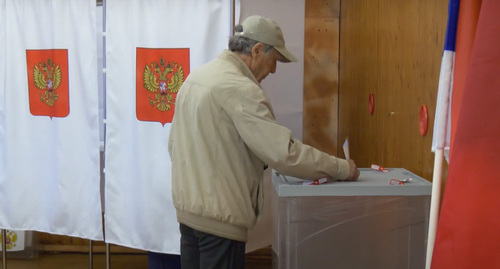 Избиратель голосует на выборах. Стопкадр из видео https://www.youtube.com/watch?v=McU7QcSzFws