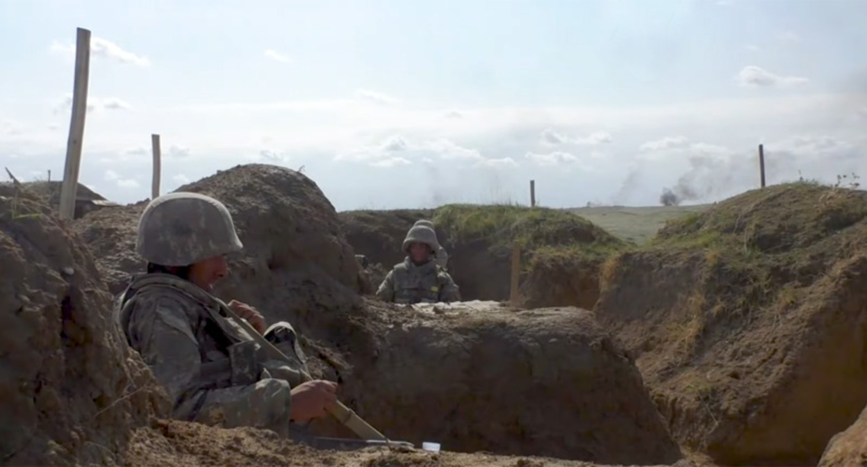 Военнослужащие в окопах. Стопкадр из видео https://www.youtube.com/watch?v=KdMMowUveU0 Военнослужащие в окопах. Стопкадр из видео https://www.youtube.com/watch?v=KdMMowUveU0
