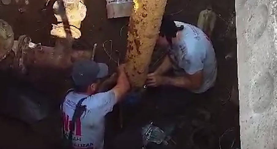 Рабочие меняют насос на водопроводе в Баксане. Кадр видео Центра управления регионом Кабардино-Балкарии https://t.me/tsur_07/2064 Рабочие меняют насос на водопроводе в Баксане. Кадр видео Центра управления регионом Кабардино-Балкарии https://t.me/tsur_07/2064