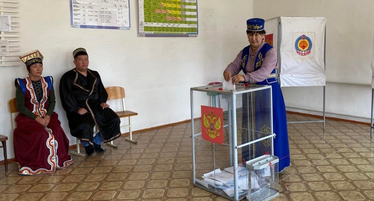 Голосование на выборах в Калмыкии. 9 сентября 2023 года (второй день голосования совпал с Днем национального калмыцкого костюма). Фото: избирком Калмыкии https://t.me/ikrk08/1540 Голосование на выборах в Калмыкии. 9 сентября 2023 года (второй день голосования совпал с Днем национального калмыцкого костюма). Фото: избирком Калмыкии https://t.me/ikrk08/1540