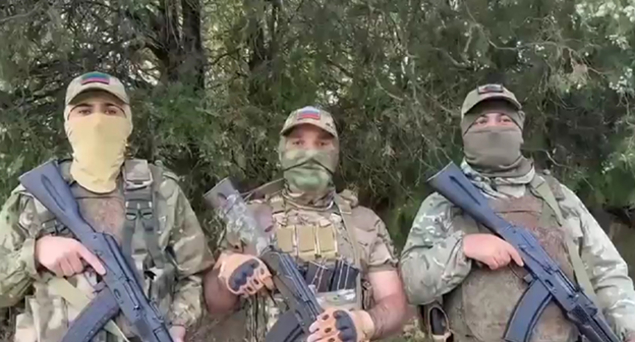 Кадр видеообращения участников СВО к Сергею Меликову. Скриншот видео из паблика "Мой Дербент 24" в соцсети "ВКонтакте" Кадр видеообращения участников СВО к Сергею Меликову. Скриншот видео из паблика "Мой Дербент 24" в соцсети "ВКонтакте"