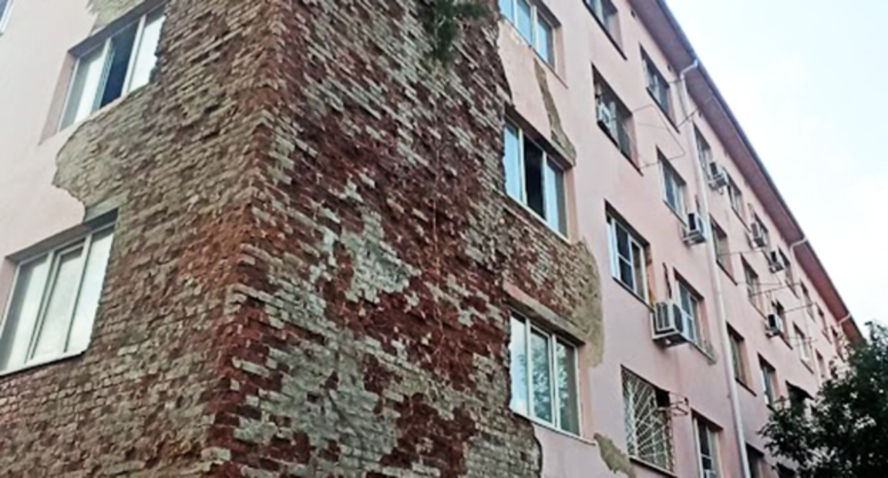 Аварийный многоквартирный дом в Астрахани. Фото Вячеслава Ященко для "Кавказского узла" Аварийный многоквартирный дом в Астрахани. Фото Вячеслава Ященко для "Кавказского узла"