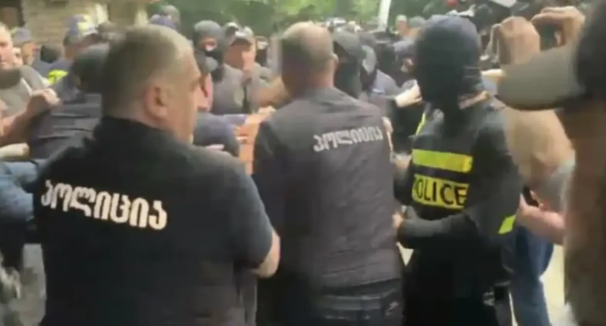 Задержание активистов на акции в Кахетии. Фото: https://sova.news/2023/05/21/vse-aktivisty-zaderzhannye-na-mitinge-v-kvareli-osvobozhdeny/ Задержание активистов на акции в Кахетии. Фото: https://sova.news/2023/05/21/vse-aktivisty-zaderzhannye-na-mitinge-v-kvareli-osvobozhdeny/