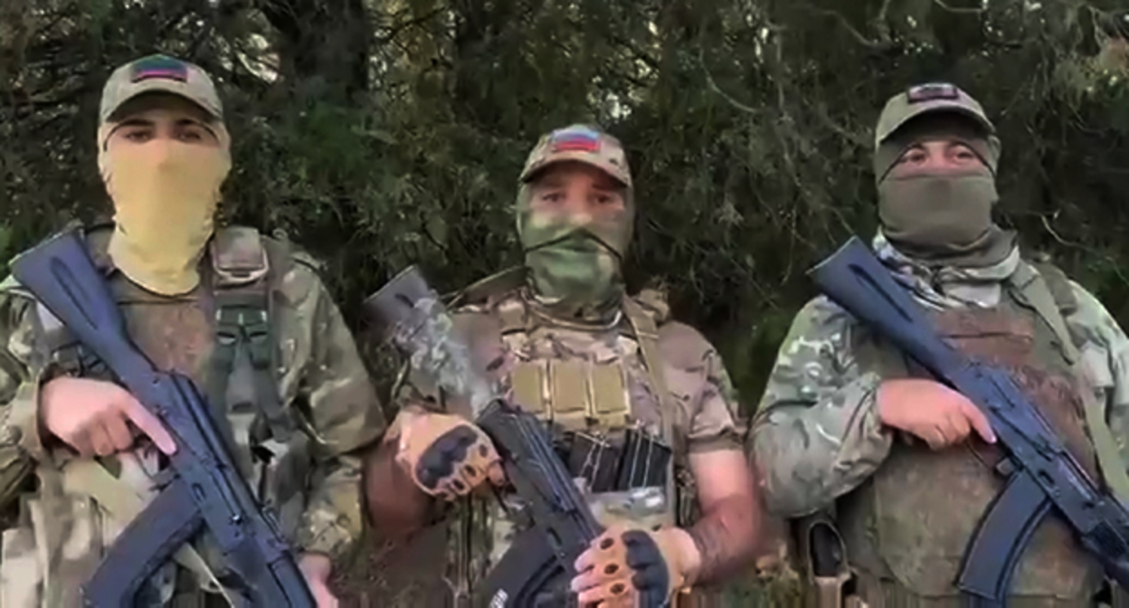 Кадр видеообращения участников СВО к Сергею Меликову. Скриншот видео из паблика "Мой Дербент 24" в соцсети "ВКонтакте" Кадр видеообращения участников СВО к Сергею Меликову. Скриншот видео из паблика "Мой Дербент 24" в соцсети "ВКонтакте"