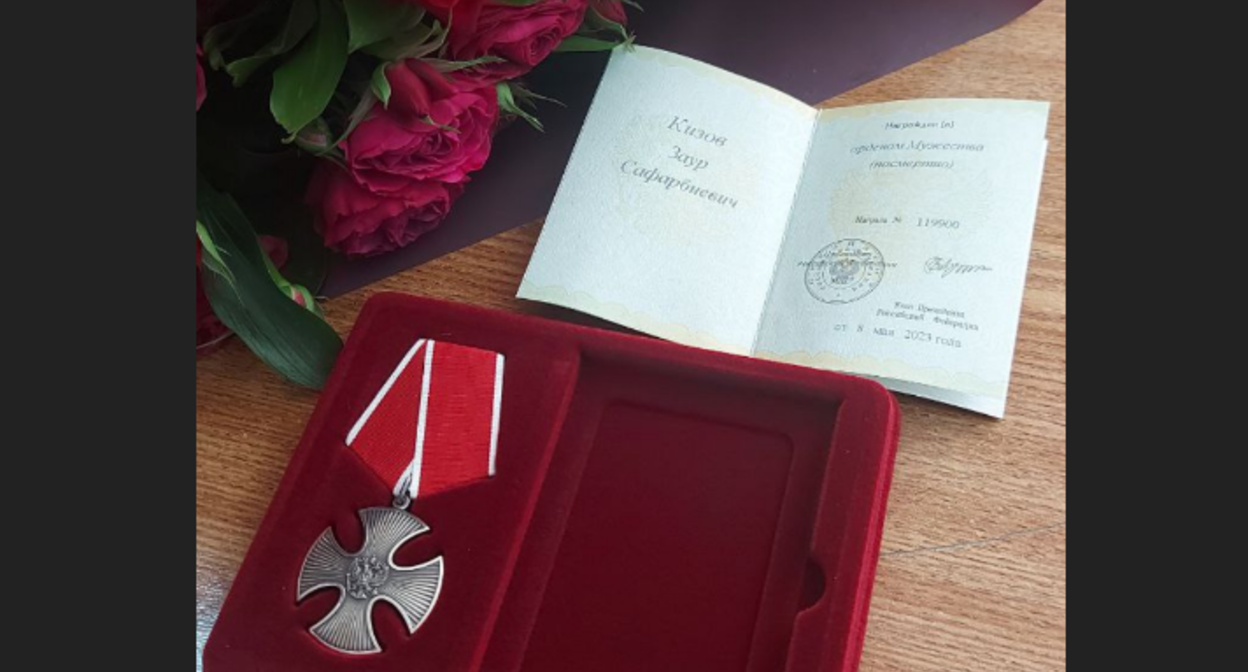 Награда Заура Кизова. Скриншот фото из Telegram-канала администрации Баксанского района от 08.09.23, https://t.me/baksraion/5230 Награда Заура Кизова. Скриншот фото из Telegram-канала администрации Баксанского района от 08.09.23, https://t.me/baksraion/5230