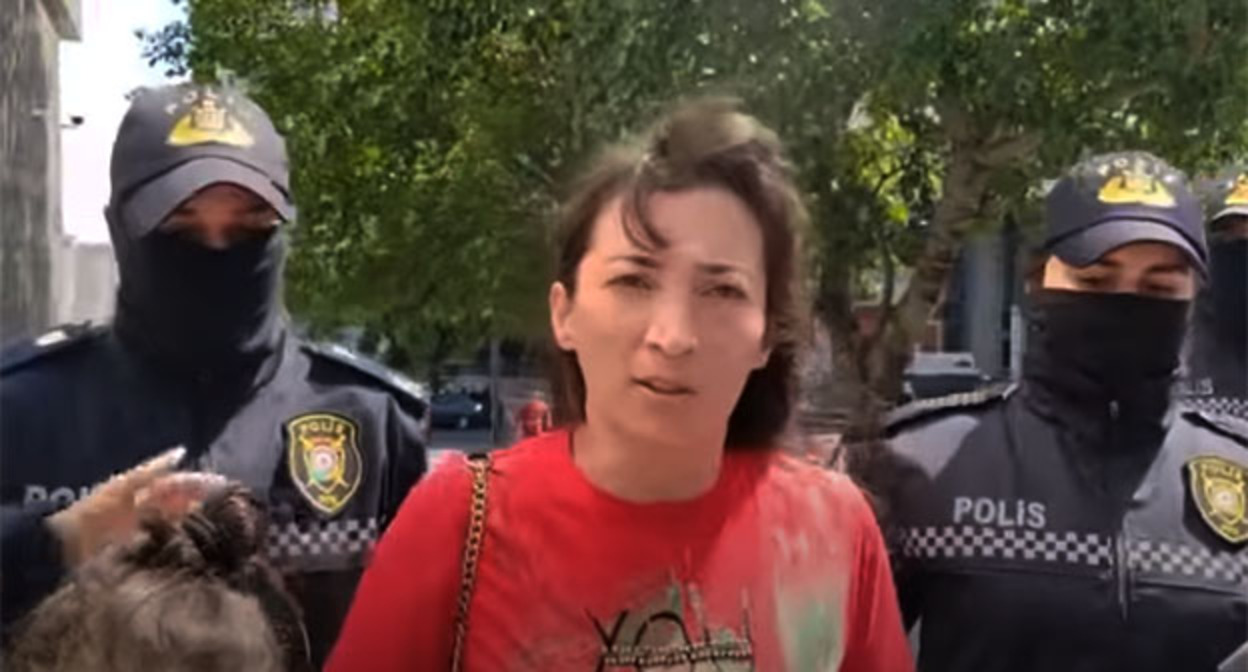 Cупруга Агиля Гумбатова Айгюн во время акции. Баку, 23 мая 2023 г. Скриншот видео https://www.youtube.com/watch?v=QEq883RUUuk Cупруга Агиля Гумбатова Айгюн во время акции. Баку, 23 мая 2023 г. Скриншот видео https://www.youtube.com/watch?v=QEq883RUUuk