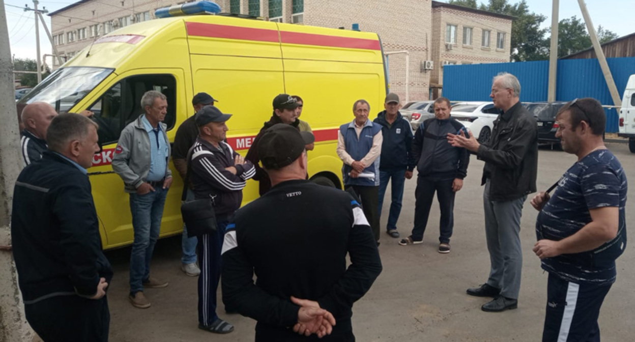 Водители скорой помощи Енотаевской ЦРБ. Фото: Наиль Адельшинов https://vk.com/wall368809974_3185 Водители скорой помощи Енотаевской ЦРБ. Фото: Наиль Адельшинов https://vk.com/wall368809974_3185