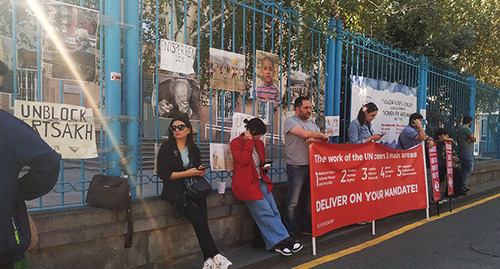 Активисты вышли к офису ООН с требованием ввести миротворческие силы в Нагорный Карабах. Ереван, 19 сентября 2023 года. Фото Армине Мартиросян для "Кавказского узла"