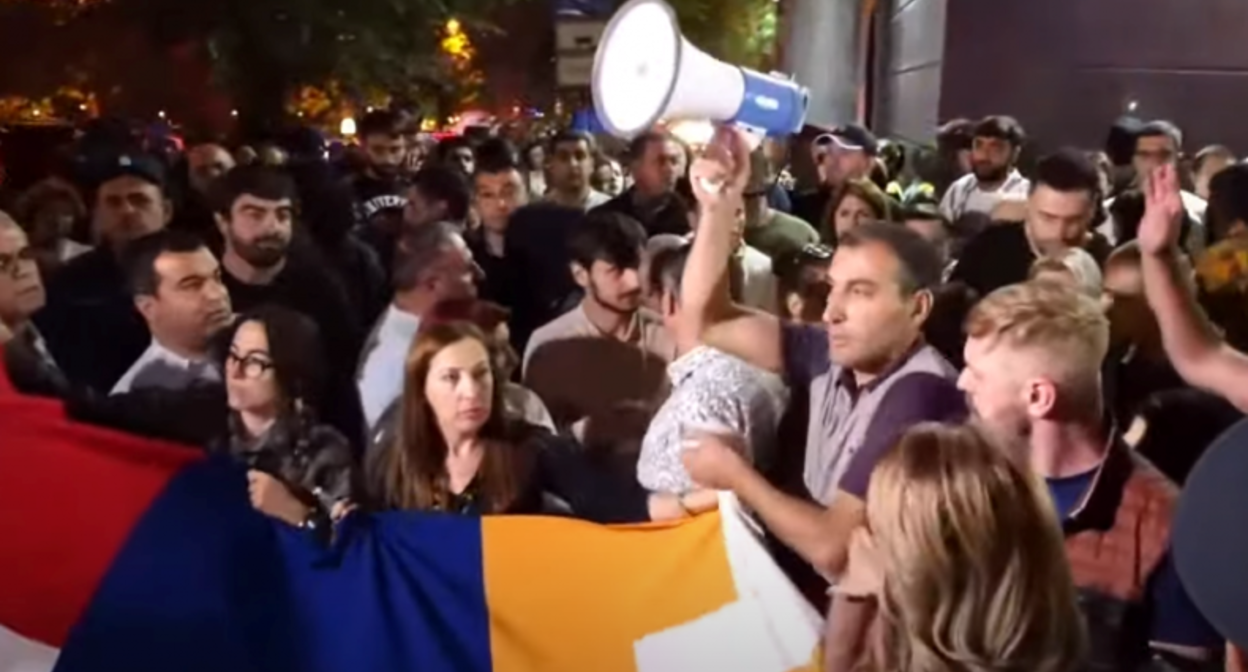 Акция протеста у посольства России в Ереване. Скриншот видео https://www.youtube.com/watch?v=VB_xDt5AwJY Акция протеста у посольства России в Ереване. Скриншот видео https://www.youtube.com/watch?v=VB_xDt5AwJY