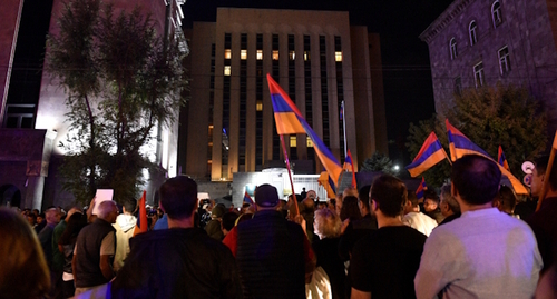 Протестующие возле посольства России в Ереване, стоп-кадр видео m.5-tv.ru