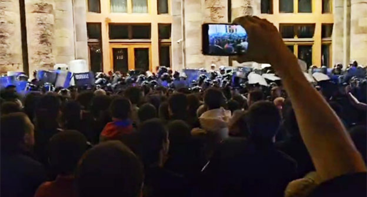 Столкновение с полицией участников митинга. Ереван, 20 сентября 2023 г. Скриншот видео https://t.me/breakingmash/47997 Столкновение с полицией участников митинга. Ереван, 20 сентября 2023 г. Скриншот видео https://t.me/breakingmash/47997