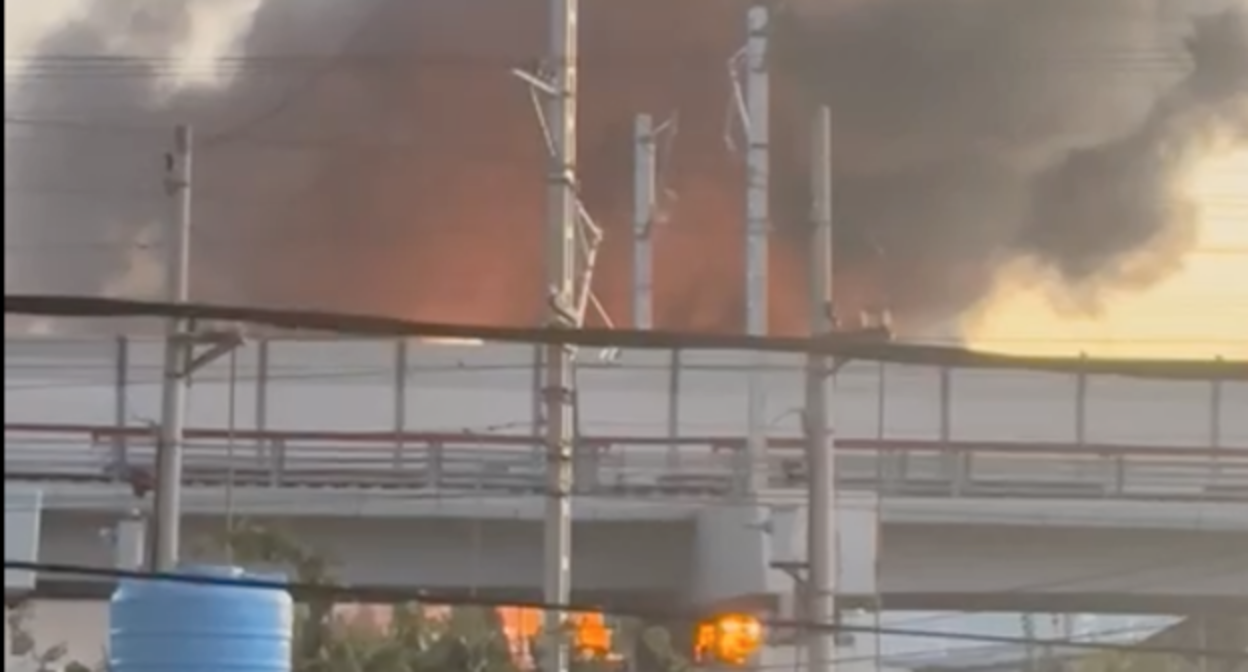 Пожар на нефтебазе, фото корреспондента "Кавказского узла" Пожар на нефтебазе, фото корреспондента "Кавказского узла"