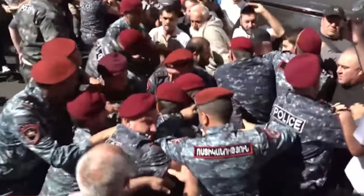 Задержания в Ереване, стоп-кадр видео канала
NEWS AM
https://www.youtube.com/watch?v=JAgiuiWvISk Задержания в Ереване, стоп-кадр видео канала
NEWS AM
https://www.youtube.com/watch?v=JAgiuiWvISk