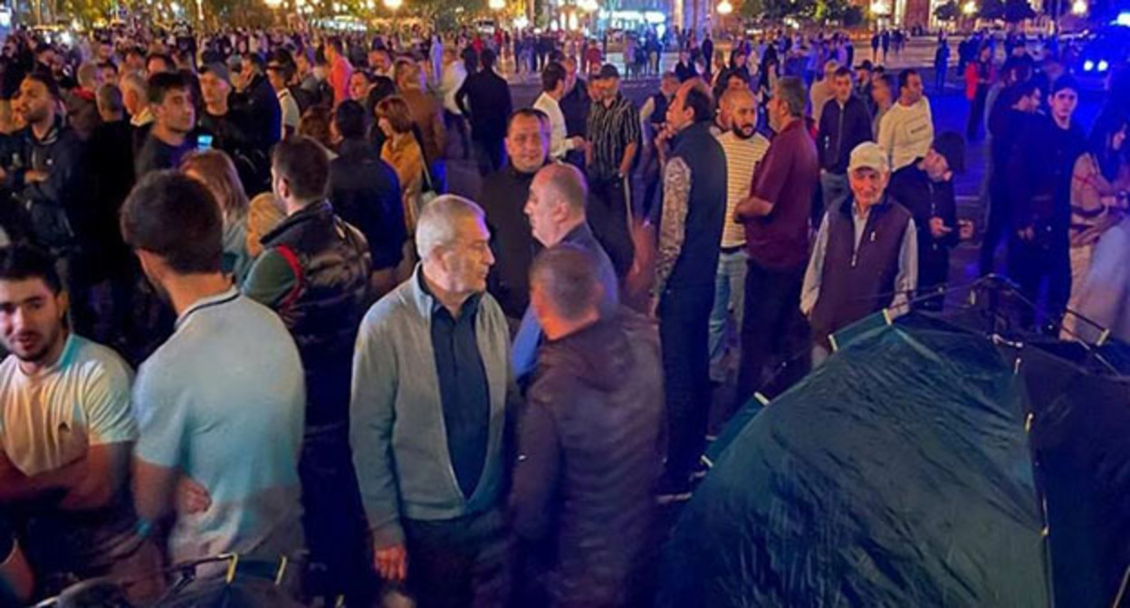 Участники митинга в Ереване. 21 сентября 2023 г. Фото https://apa.az/ru/strani-snq/minuvsei-nocyu-v-xode-akcii-v-erevane-zaderzany-30-celovek-535290 Участники митинга в Ереване. 21 сентября 2023 г. Фото https://apa.az/ru/strani-snq/minuvsei-nocyu-v-xode-akcii-v-erevane-zaderzany-30-celovek-535290