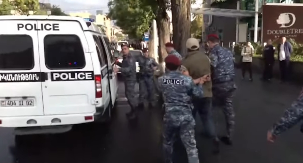 Задержание в Ереване, стоп-кадр видео канала NEWS AM
https://www.youtube.com/watch?v=iGYfqLmCqDw&t=2s Задержание в Ереване, стоп-кадр видео канала NEWS AM
https://www.youtube.com/watch?v=iGYfqLmCqDw&t=2s