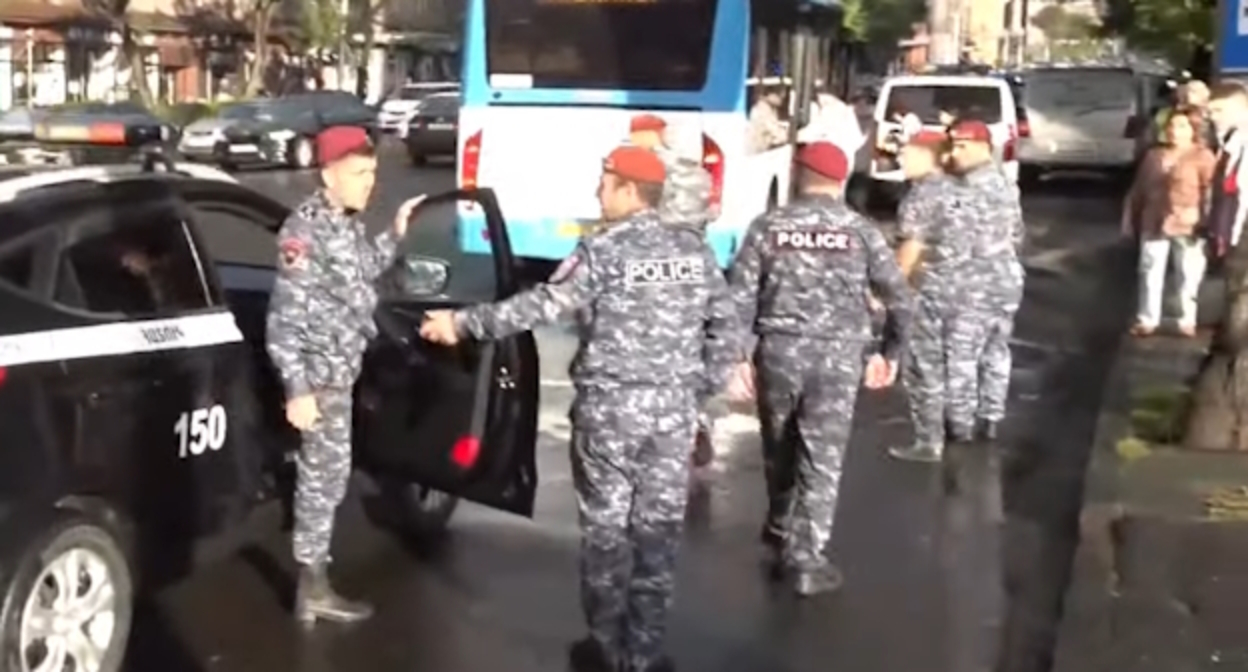 Сотрудники полиции на протестах в Ереване, стоп-кадр видео NEWS AM https://www.youtube.com/watch?v=1_8KKZ0sH8w&t=1s Сотрудники полиции на протестах в Ереване, стоп-кадр видео NEWS AM https://www.youtube.com/watch?v=1_8KKZ0sH8w&t=1s
