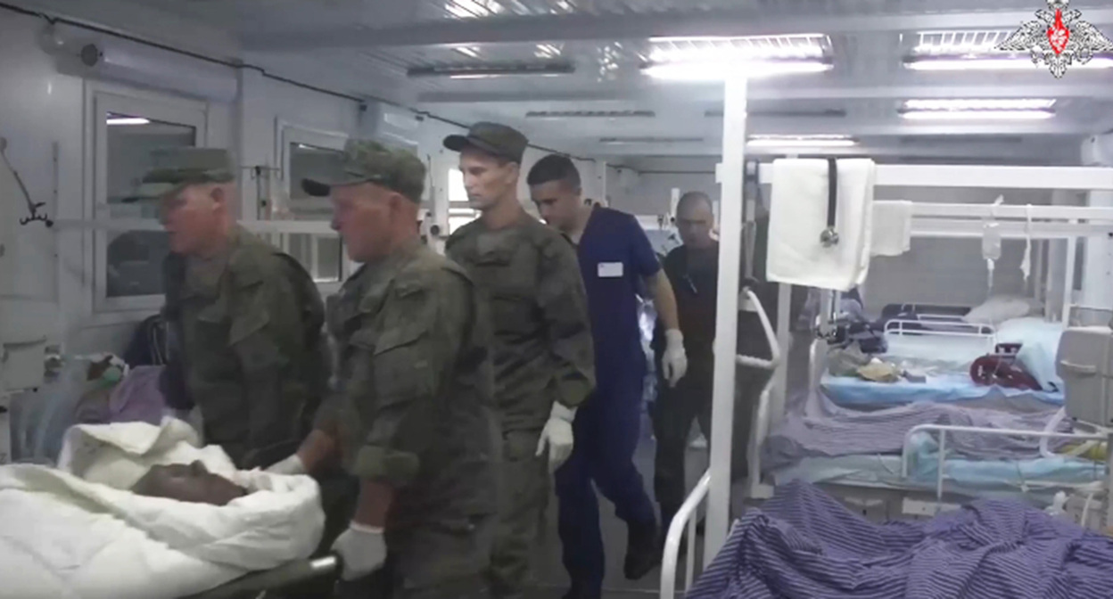 Перевозка пострадавших при взрыве близ Степанакерта. Скриншот видео https://t.me/mod_russia/30830 Перевозка пострадавших при взрыве близ Степанакерта. Скриншот видео https://t.me/mod_russia/30830