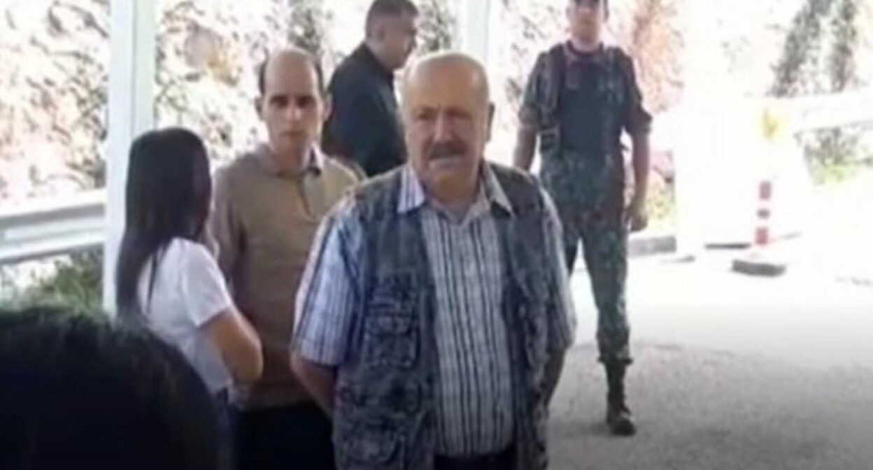 Вагиф Хачатрян (справа). Фото: https://report.az/ru/karabakh/svideteli-vagif-hachaturyan-odin-iz-organizatorov-genocida-v-meshali/ Вагиф Хачатрян (справа). Фото: https://report.az/ru/karabakh/svideteli-vagif-hachaturyan-odin-iz-organizatorov-genocida-v-meshali/