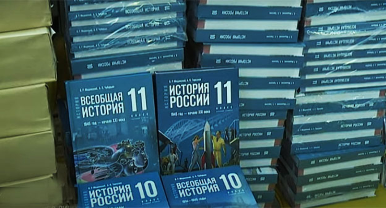 Учебники по истории для школы. Скриншот видео https://www.gtrk-vyatka.ru/vesti/education/88244-kirovskie-uchenye-i-pedagogi-ocenili-novyj-edinyj-uchebnik-istorii.html Учебники по истории для школы. Скриншот видео https://www.gtrk-vyatka.ru/vesti/education/88244-kirovskie-uchenye-i-pedagogi-ocenili-novyj-edinyj-uchebnik-istorii.html