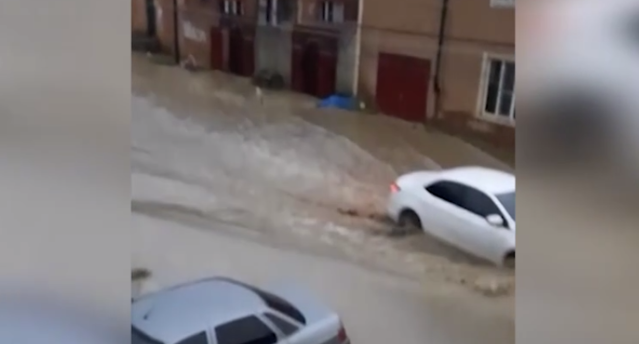Подтопления на улице Барият Мурадовой. Стоп-кадр видео РГВК "Дагестан", https://t.me/RGVKDAGESTAN/24914. Подтопления на улице Барият Мурадовой. Стоп-кадр видео РГВК "Дагестан", https://t.me/RGVKDAGESTAN/24914.