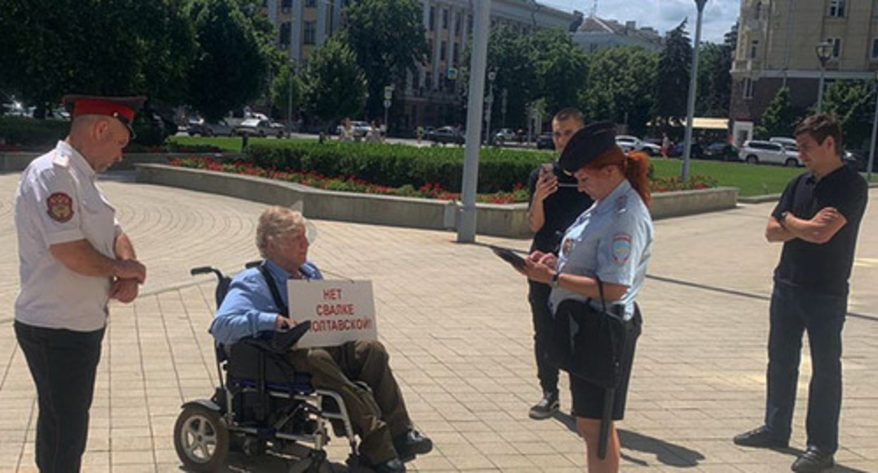 Пикет у администрации края инвалида Юрия Трубачева. Фото Кристины Романовой для "Кавказского узла" Пикет у администрации края инвалида Юрия Трубачева. Фото Кристины Романовой для "Кавказского узла"
