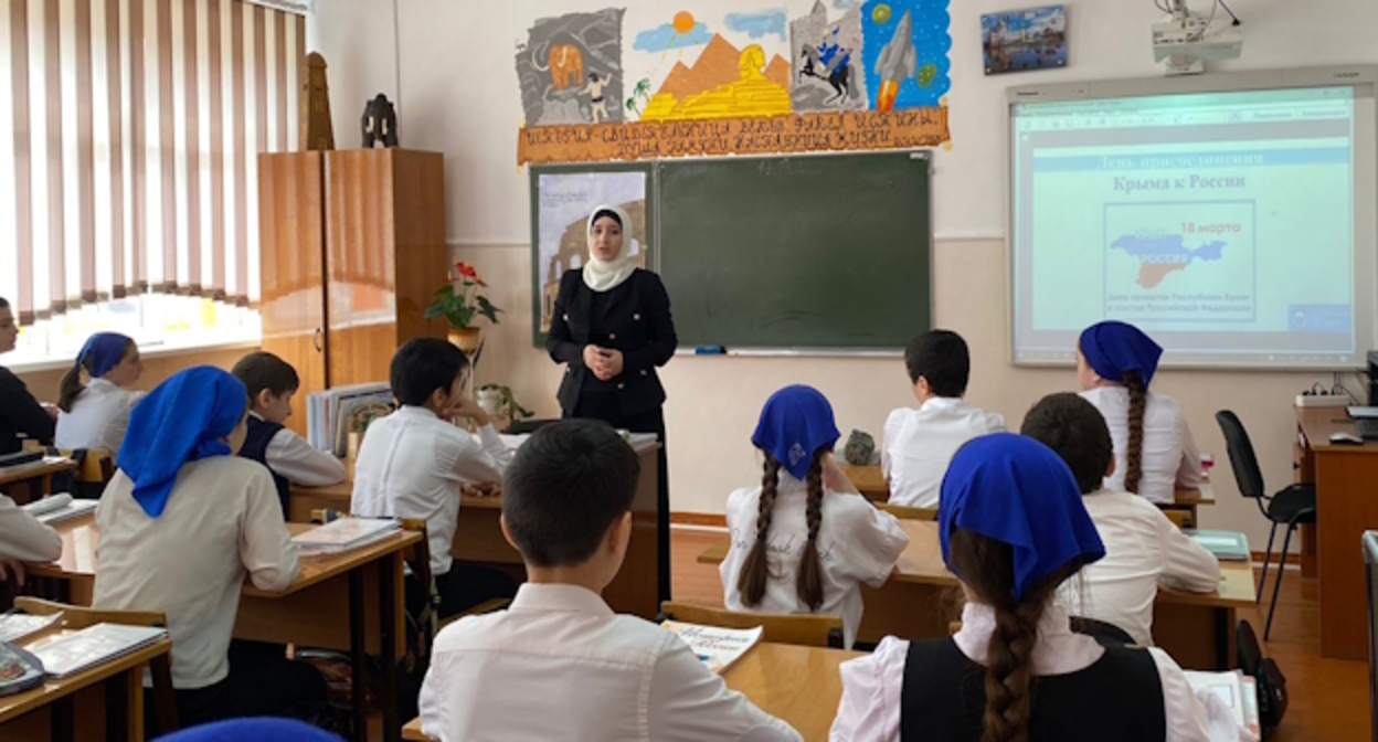 Урок современной истории в школе в Чечне, фото: chechen.er.ru Урок современной истории в школе в Чечне, фото: chechen.er.ru
