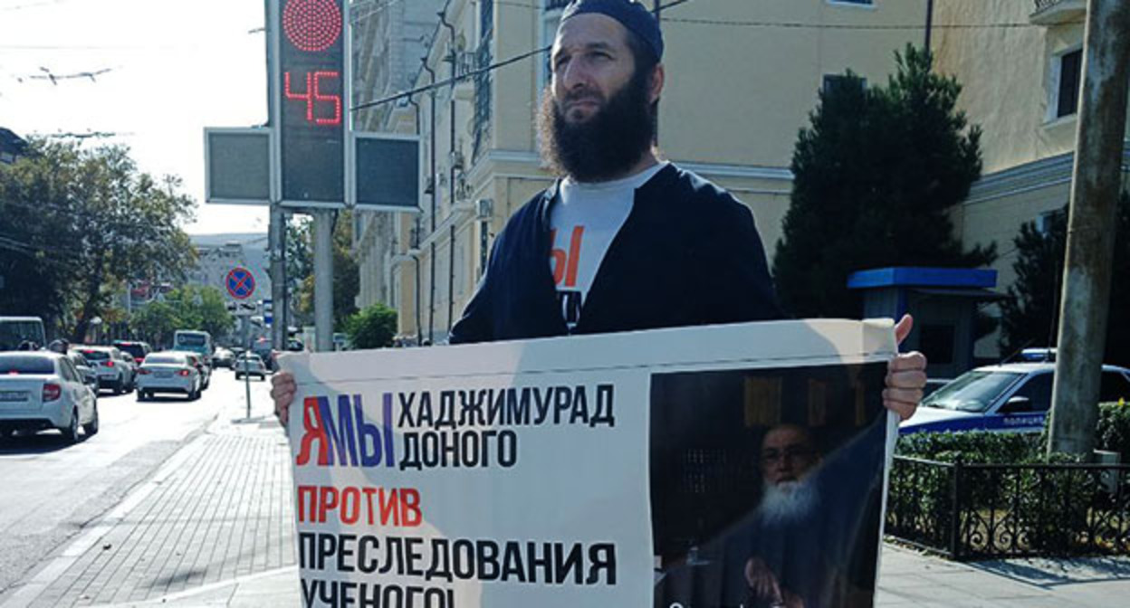 Идрис Юсупов провел одиночный пикет на пересечении улиц Гамзатова и Дахадаева в Махачкале. 9 октября 2023 года. Фото: телеграм-канал "Черновик" Идрис Юсупов провел одиночный пикет на пересечении улиц Гамзатова и Дахадаева в Махачкале. 9 октября 2023 года. Фото: телеграм-канал "Черновик"