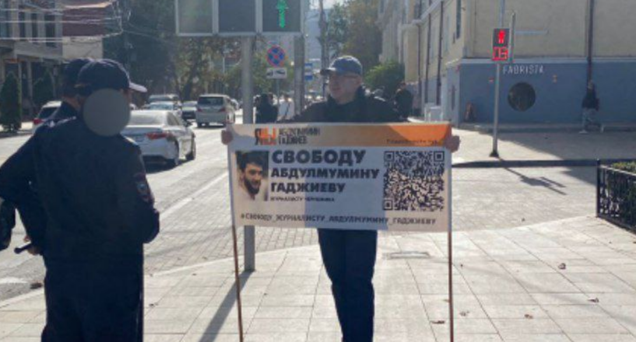 Пикет Магомеда Магомедова в поддержку Абдулмумина Гаджиева. Скриншот фото из Telegram-канала "Черновик" от 09.10.23, https://t.me/chernovik/61401 Пикет Магомеда Магомедова в поддержку Абдулмумина Гаджиева. Скриншот фото из Telegram-канала "Черновик" от 09.10.23, https://t.me/chernovik/61401