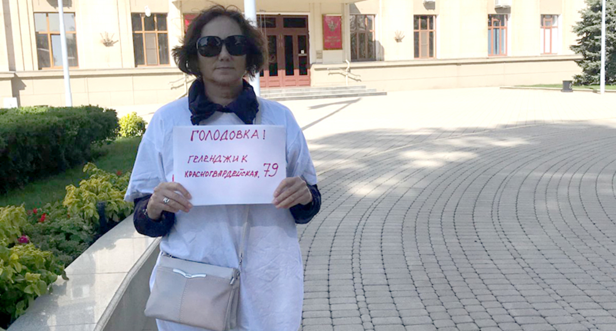 Людмила Гуслякова проводит голодовку в Краснодаре около здания администрации Краснодарского края. Фото Евгении Стрижковой Людмила Гуслякова проводит голодовку в Краснодаре около здания администрации Краснодарского края. Фото Евгении Стрижковой