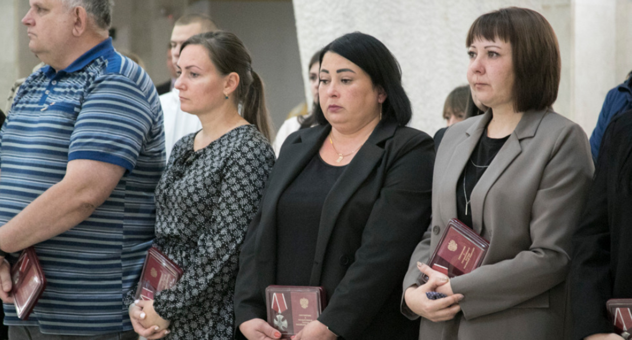 Родные погибших. Скриншот фото с сайта музея "Сталинградская битва" от 12.10.23, https://stalingrad-battle.ru/about/m-news/2023/12494/ Родные погибших. Скриншот фото с сайта музея "Сталинградская битва" от 12.10.23, https://stalingrad-battle.ru/about/m-news/2023/12494/