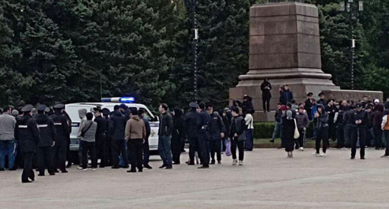 Сотрудники полиции на месте акции в поддержку Палестины. Махачкала, 17 октября 2023 г. Фото: https://t.me/utro_dagestan/14176 Сотрудники полиции на месте акции в поддержку Палестины. Махачкала, 17 октября 2023 г. Фото: https://t.me/utro_dagestan/14176