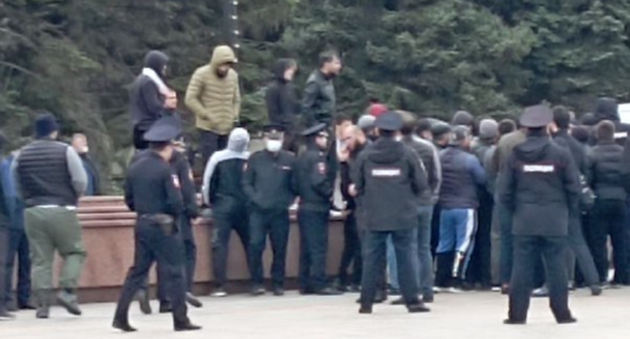 Собравшиеся на площади в Махачкале спорят с силовиками. Стоп-кадр видео из Telegram-канала "Утро Дагестан" от 17.10.23, https://t.me/utro_dagestan/14176?single Собравшиеся на площади в Махачкале спорят с силовиками. Стоп-кадр видео из Telegram-канала "Утро Дагестан" от 17.10.23, https://t.me/utro_dagestan/14176?single