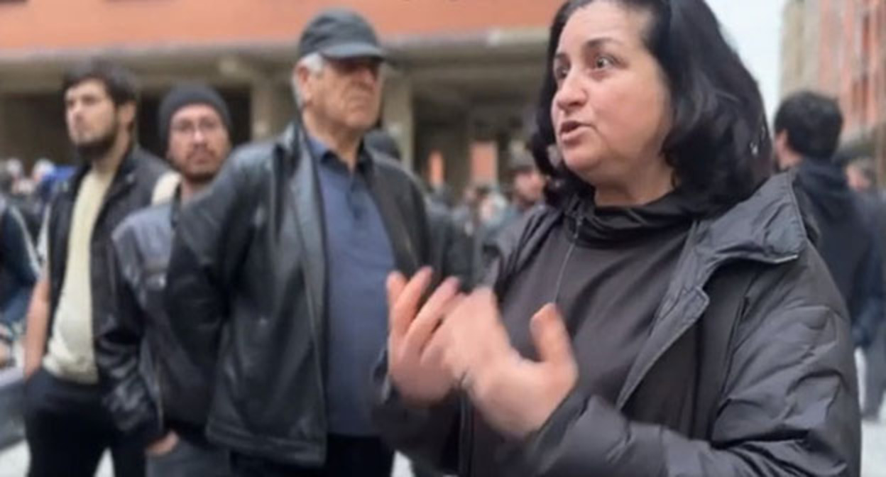 Жильцы многоквартирного дома по улице Ирчи Казака. Скриншот в видео Жильцы многоквартирного дома по улице Ирчи Казака. Скриншот в видео