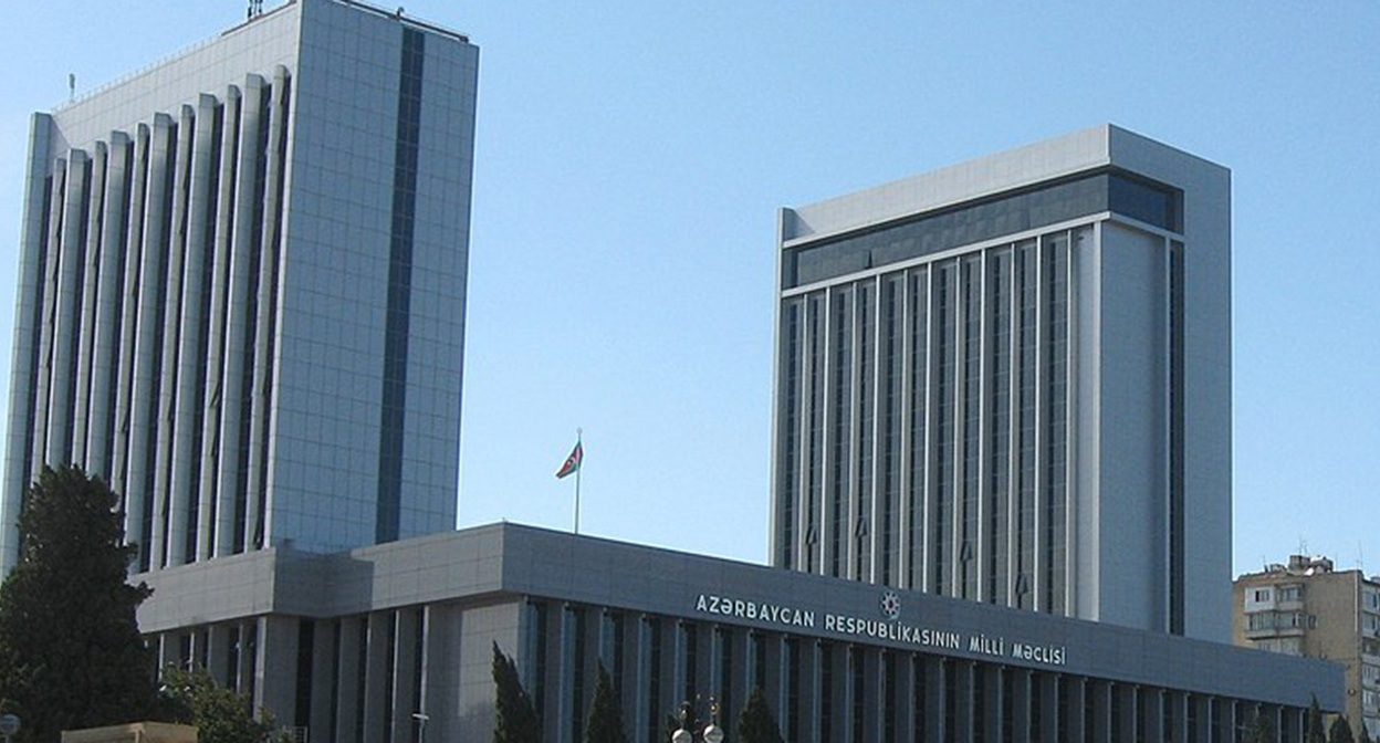 Здание Милли Меджлиса Азербайджана в Баку. Фото: Interfase. https://ru.wikipedia.org. Здание Милли Меджлиса Азербайджана в Баку. Фото: Interfase. https://ru.wikipedia.org.