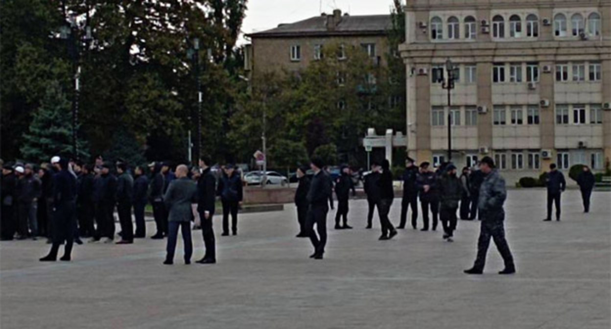 Сотрудники полиции на месте акции в поддержку Палестины. Махачкала, 17 октября 2023 г. Фото: https://t.me/utro_dagestan/14176 Сотрудники полиции на месте акции в поддержку Палестины. Махачкала, 17 октября 2023 г. Фото: https://t.me/utro_dagestan/14176