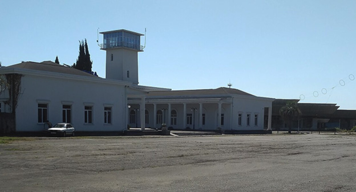Аэропорт в Сухуме. Фото: Alex Alex Lep. https://ru.wikipedia.org Аэропорт в Сухуме. Фото: Alex Alex Lep. https://ru.wikipedia.org