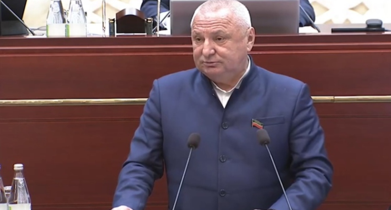 Азат Хамаев выступает на заседании Госсовета Татарстана. Кадр видео https://t.me/ostorozhno_novosti/20608 Азат Хамаев выступает на заседании Госсовета Татарстана. Кадр видео https://t.me/ostorozhno_novosti/20608