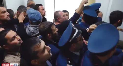 Протестующие в здании представительства Арцаха в Ереване, стоп-кадр видео https://www.youtube.com/watch?v=jI04y-f2-E0
