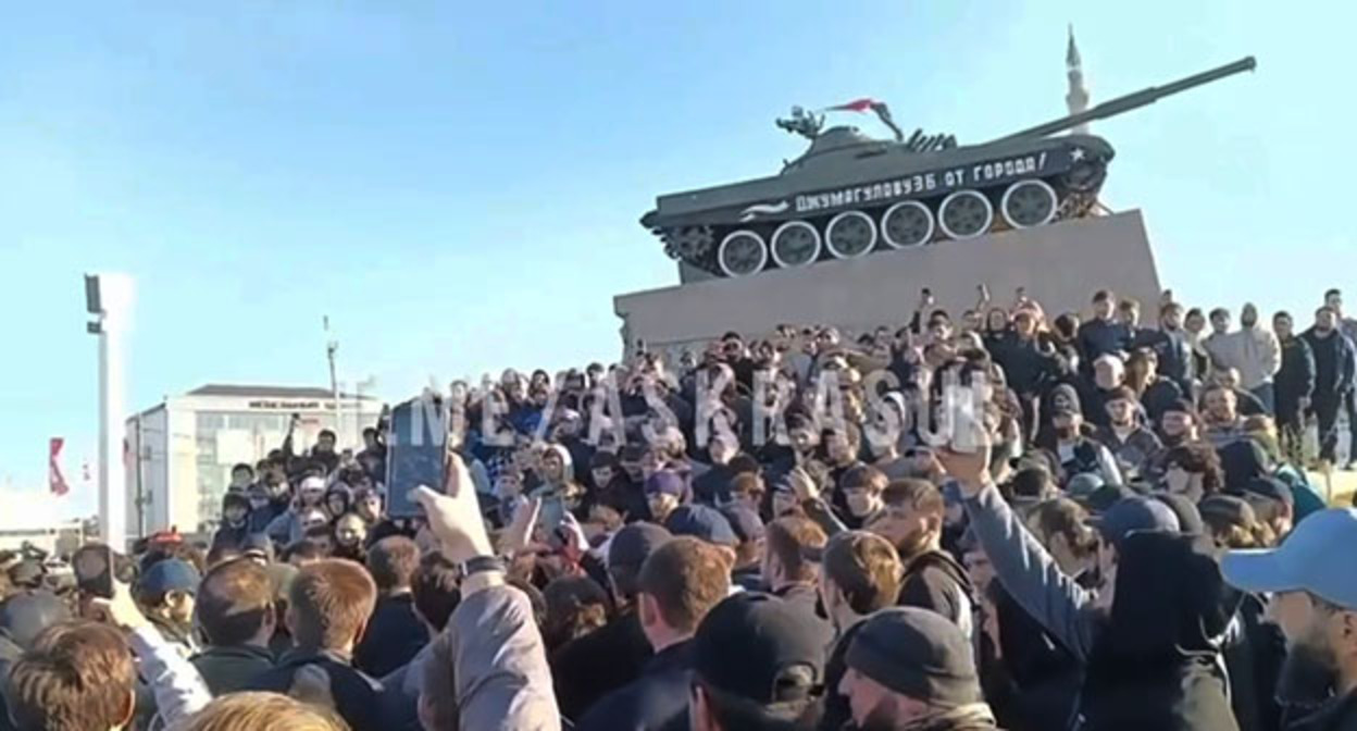 Митинг в поддержку Палестины. Хасавюрт, 20 октября 2023 г. Скриншот видео https://t.me/askrasul/46401 Митинг в поддержку Палестины. Хасавюрт, 20 октября 2023 г. Скриншот видео https://t.me/askrasul/46401